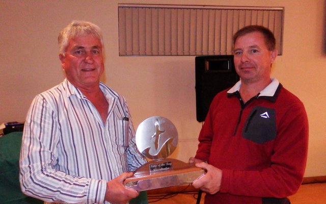 Links ontvang ‘n trotse Wayne Middleton die King of the Bay Wisseltrofee van Johan Burmeister